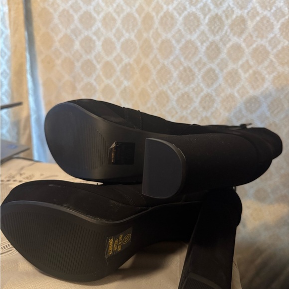 New black bootie - Picture 2 of 4